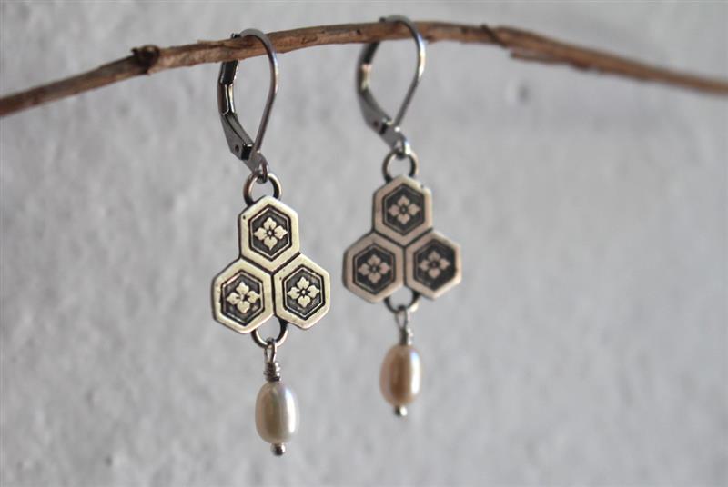 Flor de castaña de agua, aretes japoneses en plata y perla