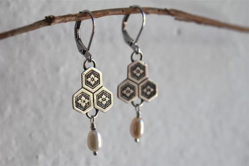 Flor de castaña de agua, aretes japoneses en plata y perla