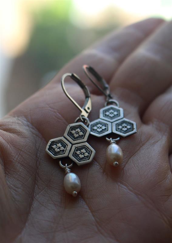 Flor de castaña de agua, aretes japoneses en plata y perla