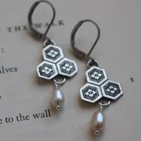 Flor de castaña de agua, aretes japoneses en plata y perla