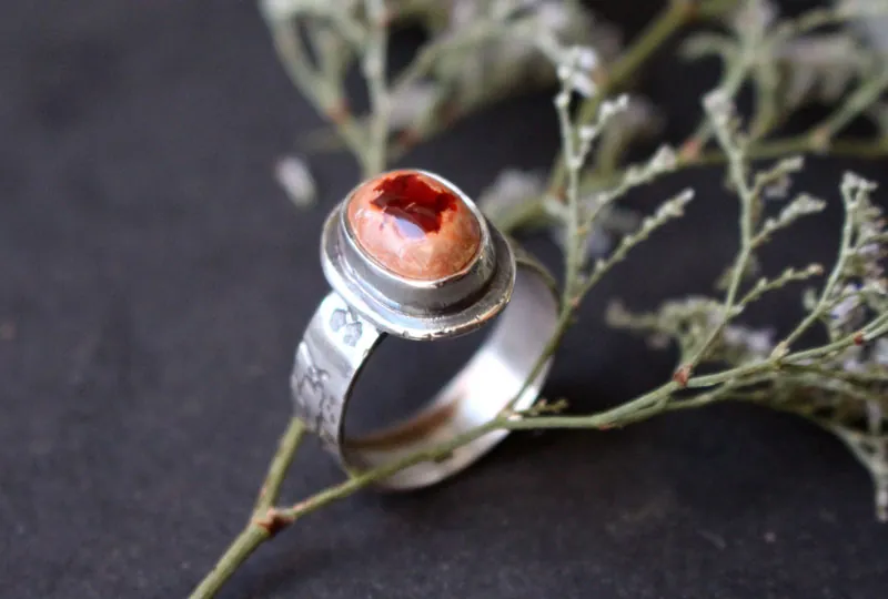 Flor de cerezo roja, anillo de cerezo japonés en plata y ópalo de fuego