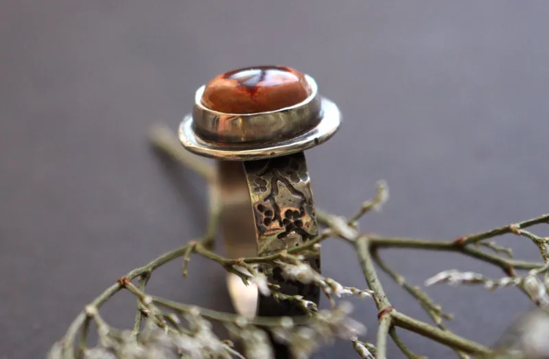 Flor de cerezo roja, anillo de cerezo japonés en plata y ópalo de fuego