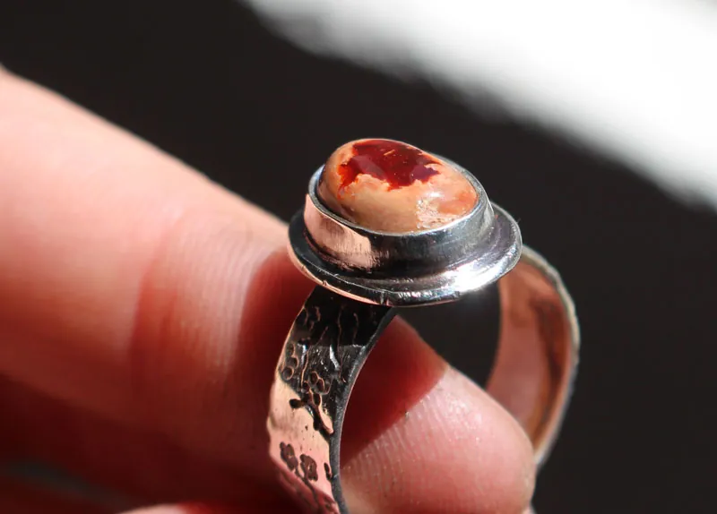 Flor de cerezo roja, anillo de cerezo japonés en plata y ópalo de fuego