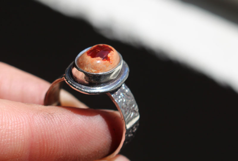 Flor de cerezo roja, anillo de cerezo japonés en plata y ópalo de fuego