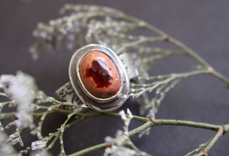 Flor de cerezo roja, anillo de cerezo japonés en plata y ópalo de fuego
