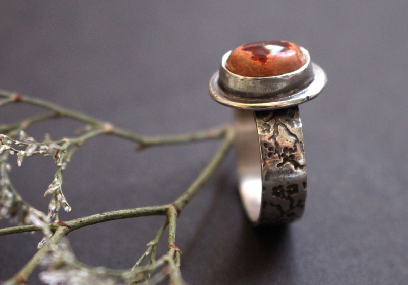 Flor de cerezo roja, anillo de cerezo japonés en plata y ópalo de fuego