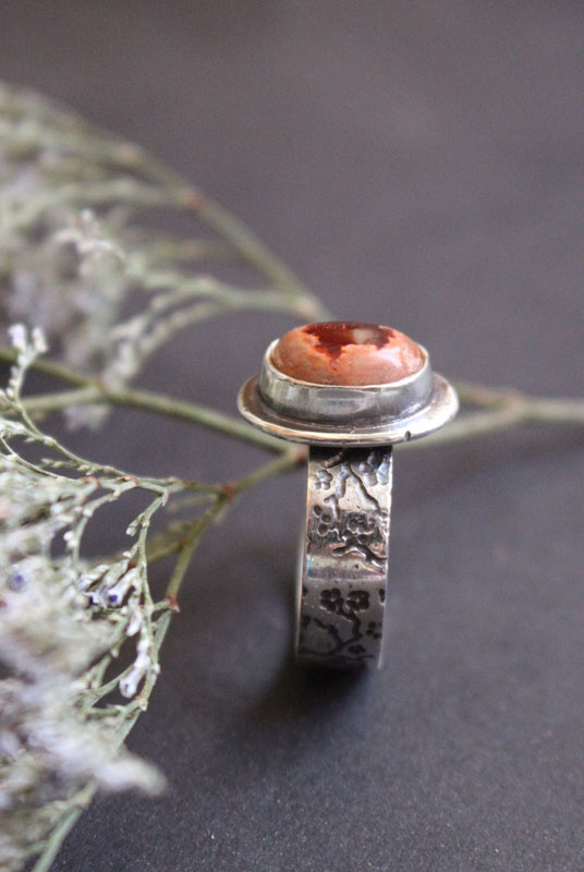 Flor de cerezo roja, anillo de cerezo japonés en plata y ópalo de fuego