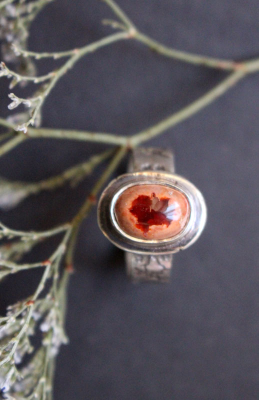 Flor de cerezo roja, anillo de cerezo japonés en plata y ópalo de fuego