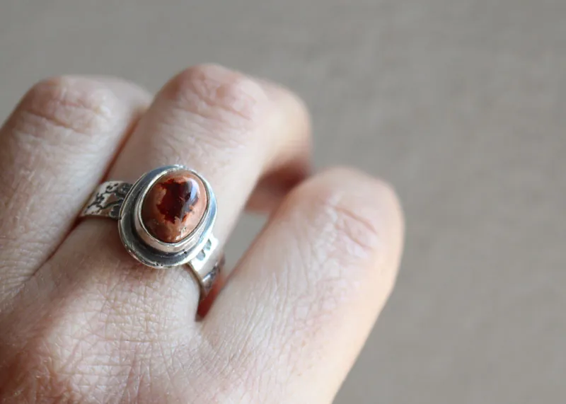 Flor de cerezo roja, anillo de cerezo japonés en plata y ópalo de fuego