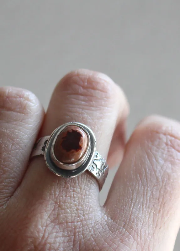 Flor de cerezo roja, anillo de cerezo japonés en plata y ópalo de fuego