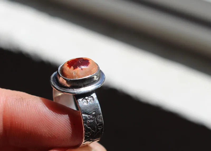 Flor de cerezo roja, anillo de cerezo japonés en plata y ópalo de fuego