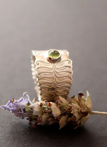 Flor de helecho, anillo leyenda de Europa del Este en plata y peridoto