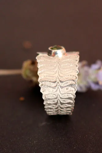 Flor de helecho, anillo leyenda de Europa del Este en plata y peridoto