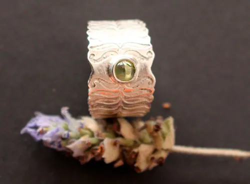 Flor de helecho, anillo leyenda de Europa del Este en plata y peridoto