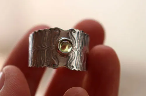 Flor de helecho, anillo leyenda de Europa del Este en plata y peridoto