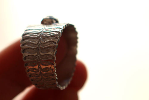 Flor de helecho, anillo leyenda de Europa del Este en plata y peridoto