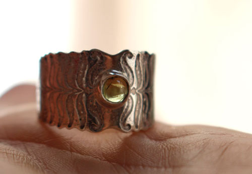 Flor de helecho, anillo leyenda de Europa del Este en plata y peridoto