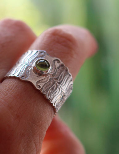 Flor de helecho, anillo leyenda de Europa del Este en plata y peridoto