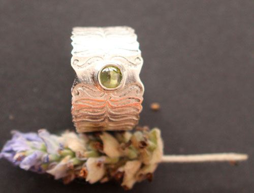 Flor de helecho, anillo leyenda de Europa del Este en plata y peridoto