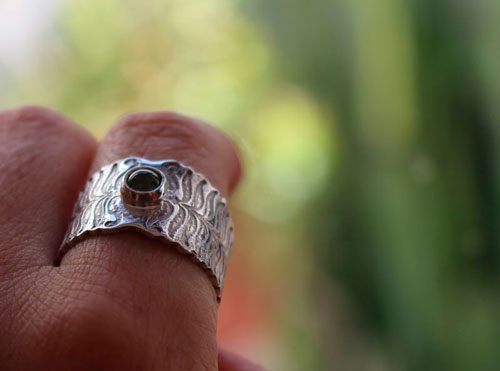 Flor de helecho, anillo leyenda de Europa del Este en plata y peridoto
