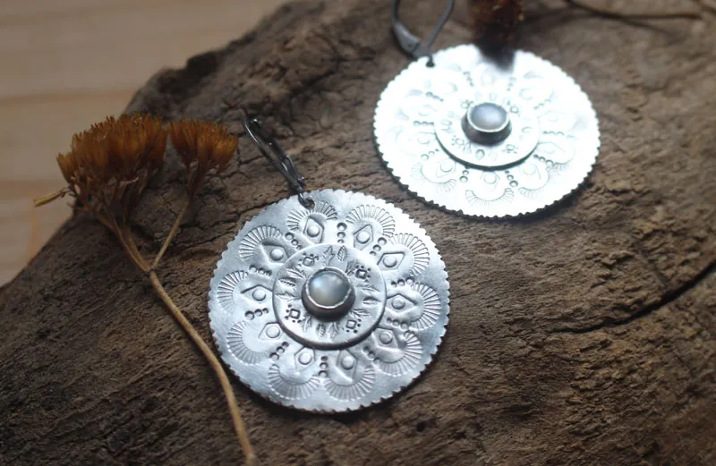 Flor de nácar, aretes mandala en plata y nácar