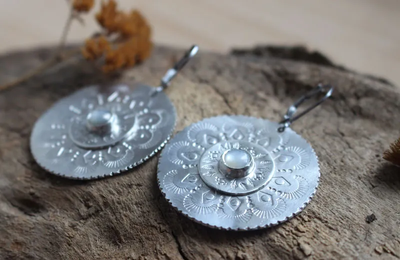 Flor de nácar, aretes mandala en plata y nácar