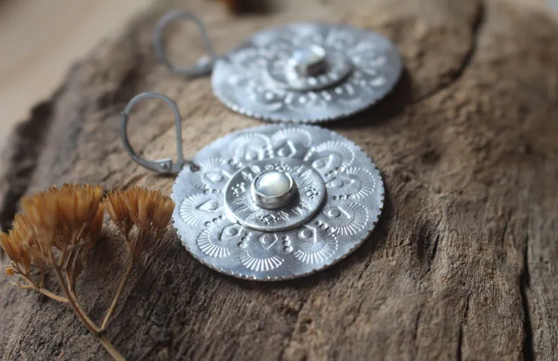 Flor de nácar, aretes mandala en plata y nácar