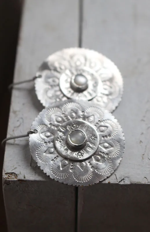 Flor de nácar, aretes mandala en plata y nácar