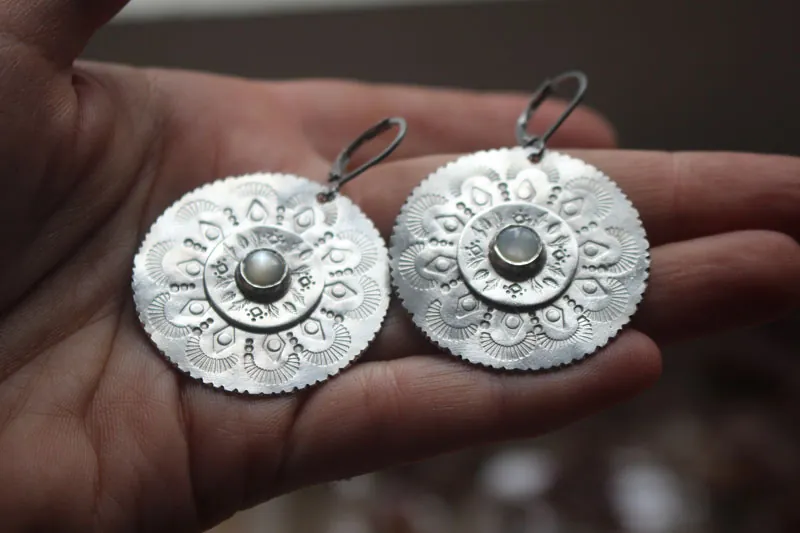 Flor de nácar, aretes mandala en plata y nácar
