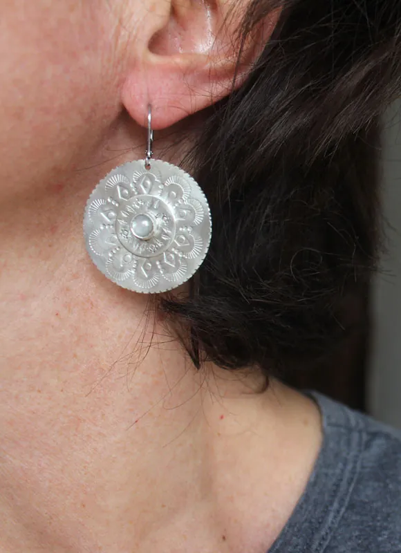 Flor de nácar, aretes mandala en plata y nácar
