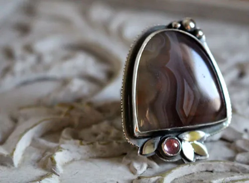 Flor de noche, anillo poesía nocturna en plata, ágata Botsuana y zircón rosa