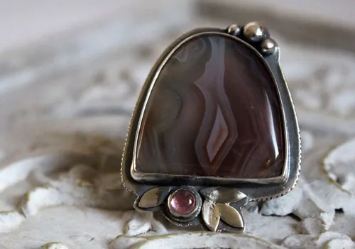 Flor de noche, anillo poesía nocturna en plata, ágata Botsuana y zircón rosa