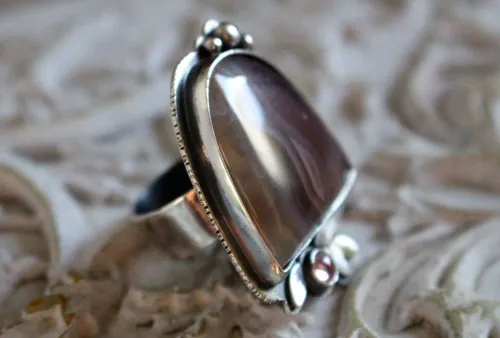 Flor de noche, anillo poesía nocturna en plata, ágata Botsuana y zircón rosa