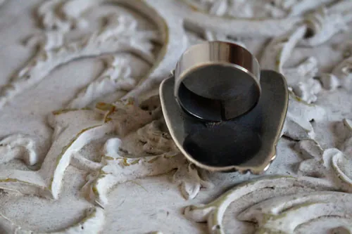 Flor de noche, anillo poesía nocturna en plata, ágata Botsuana y zircón rosa