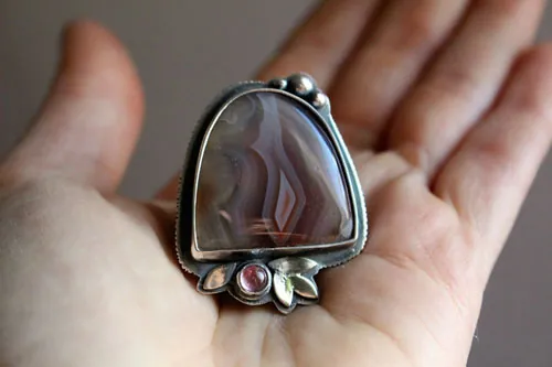 Flor de noche, anillo poesía nocturna en plata, ágata Botsuana y zircón rosa