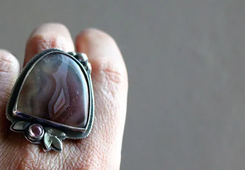 Flor de noche, anillo poesía nocturna en plata, ágata Botsuana y zircón rosa