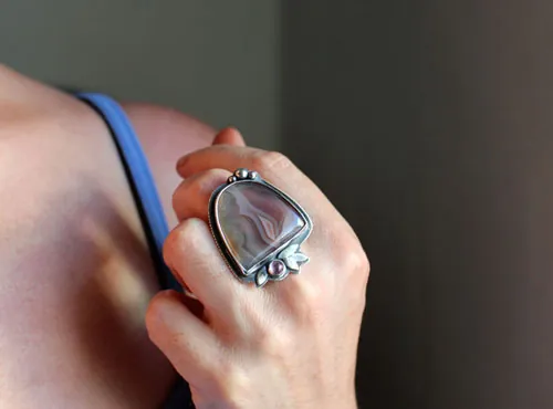 Flor de noche, anillo poesía nocturna en plata, ágata Botsuana y zircón rosa