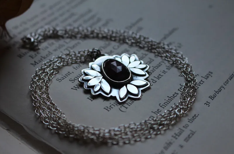 Flor de rubí, collar botánico en plata y rubí