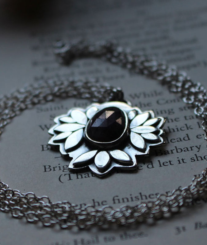 Flor de rubí, collar botánico en plata y rubí