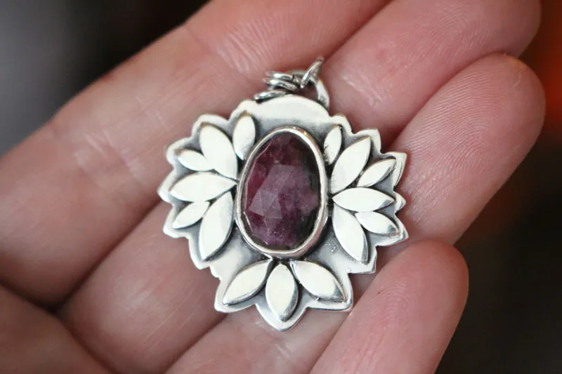 Flor de rubí, collar botánico en plata y rubí
