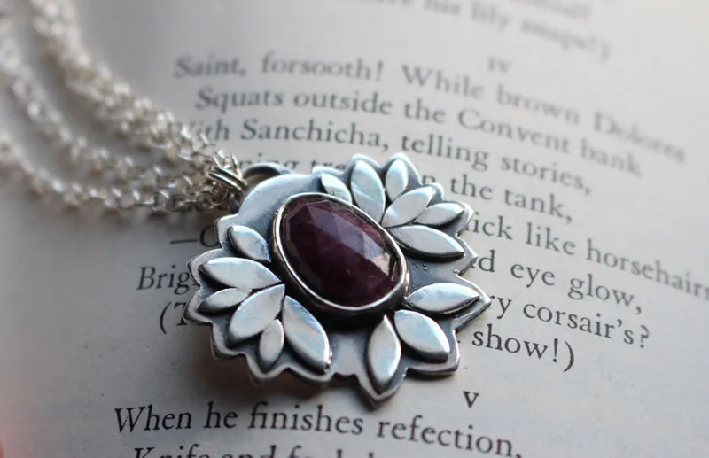 Flor de rubí, collar botánico en plata y rubí