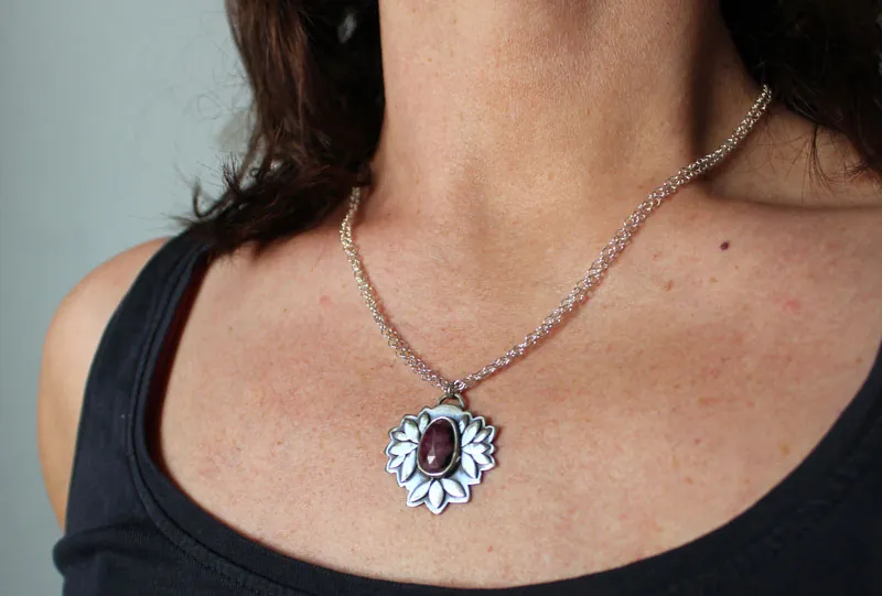Flor de rubí, collar botánico en plata y rubí