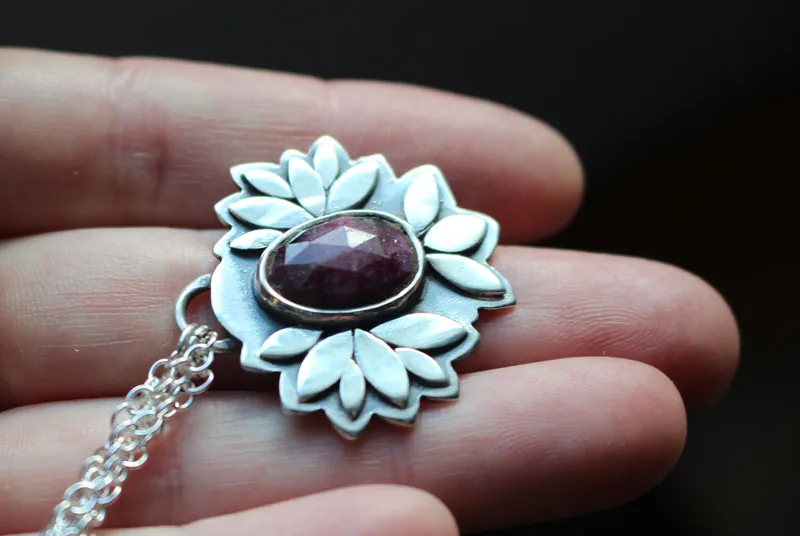 Flor de rubí, collar botánico en plata y rubí
