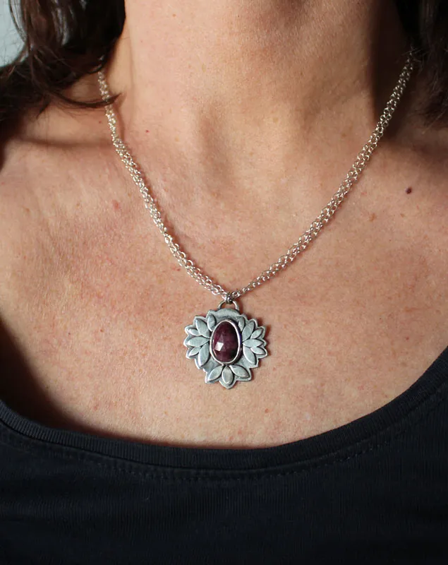 Flor de rubí, collar botánico en plata y rubí