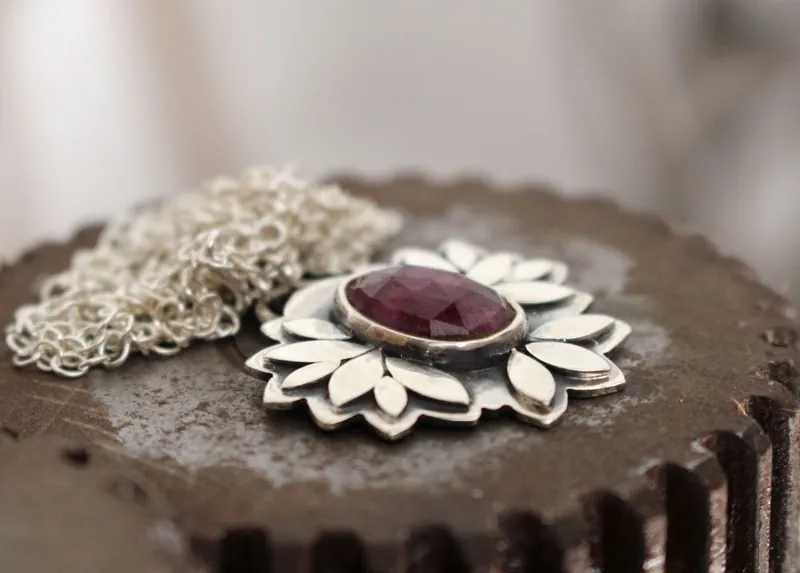 Flor de rubí, collar botánico en plata y rubí
