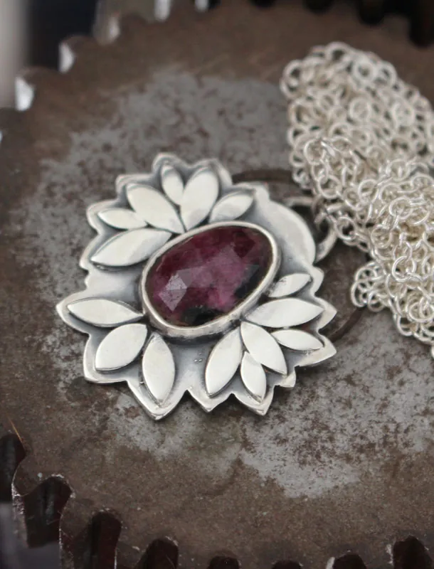 Flor de rubí, collar botánico en plata y rubí