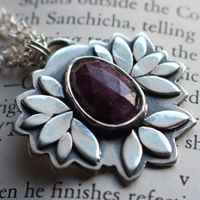 Flor de rubí, collar botánico en plata y rubí