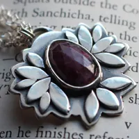 Flor de rubí, collar botánico en plata y rubí