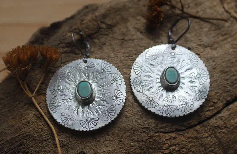 Flor de Turquesa, aretes mandala en plata y howlita