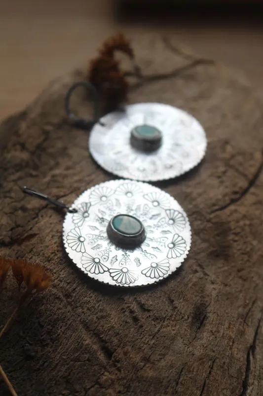 Flor de Turquesa, aretes mandala en plata y howlita
